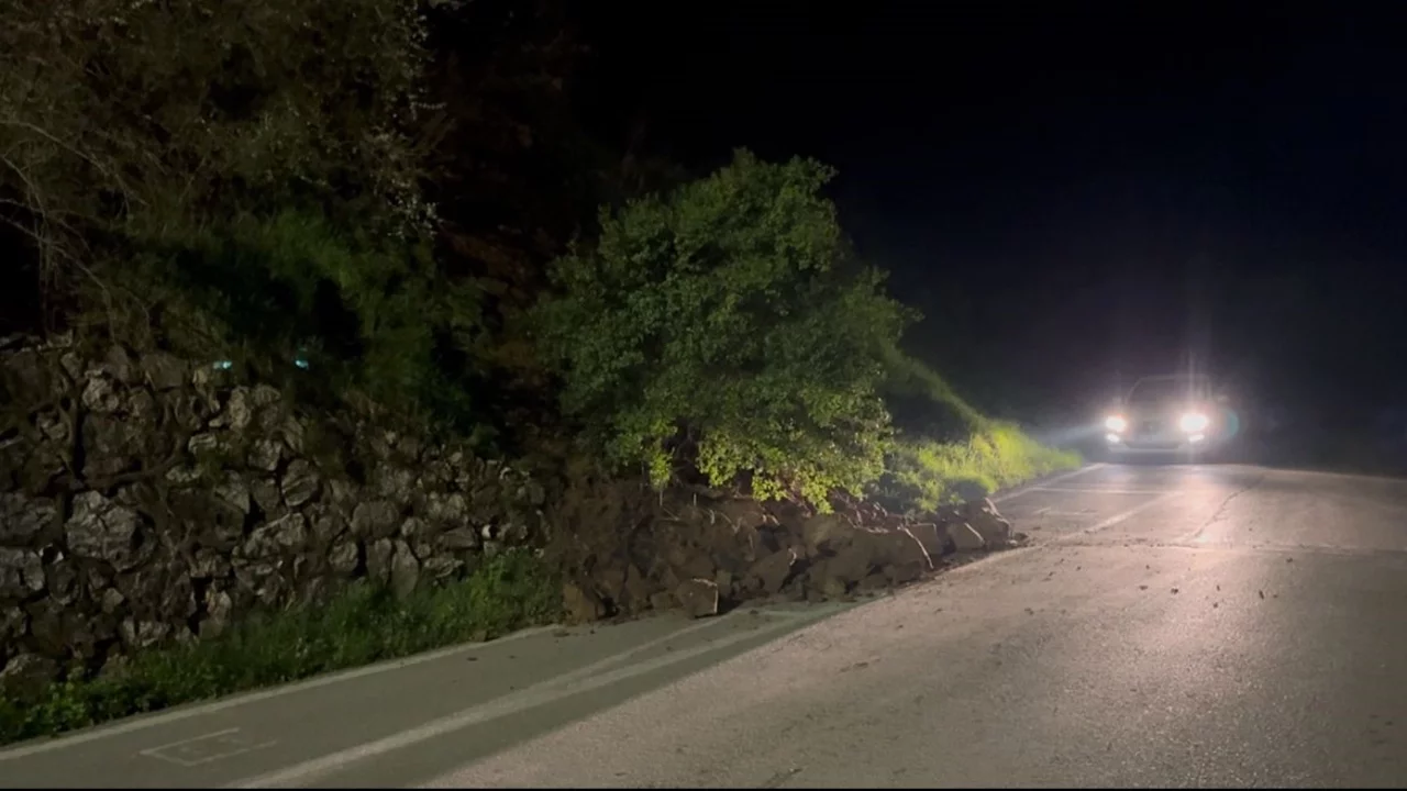 Bursa'da yola kaya yağdı: Sürücü kıl payı kurtuldu