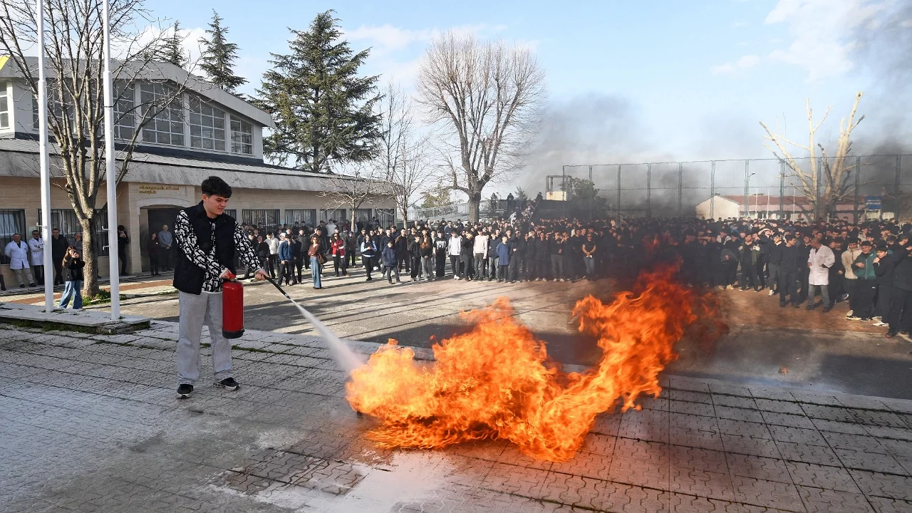 Afet Gerçeği Okul Bahçesinde Canlandırıldı
