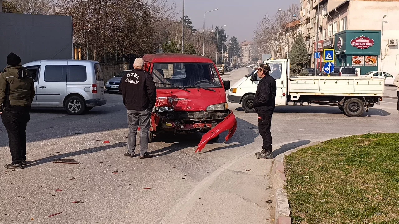 Bursa'da Kavşakta Feci Çarpışma: 3 Yaralı
