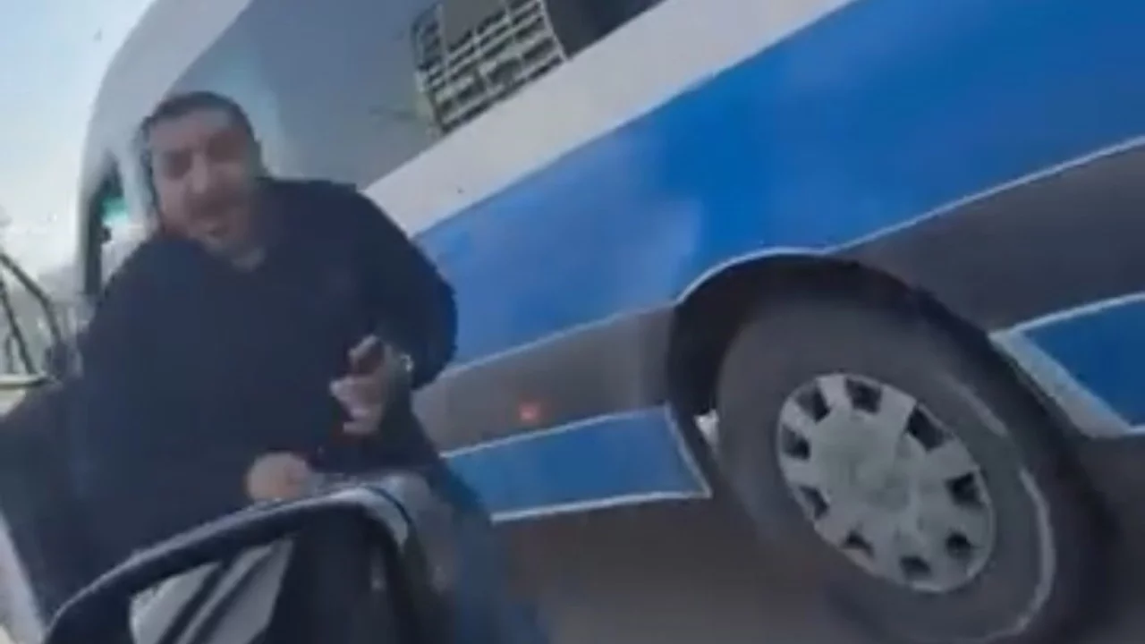 Bursa'da yol verme kavgası kamerada... Camı kırdı, 180 bin lira ceza yedi