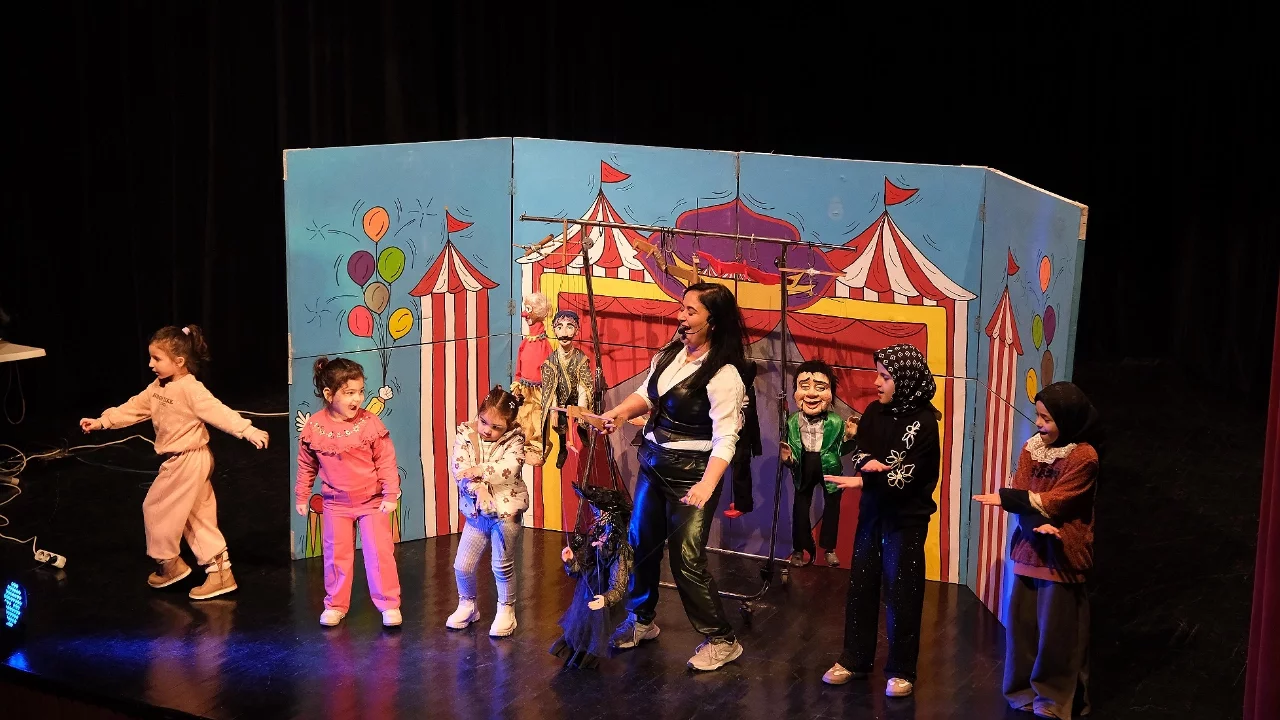 Yıldırımlı çocuklara kukla gösterisi