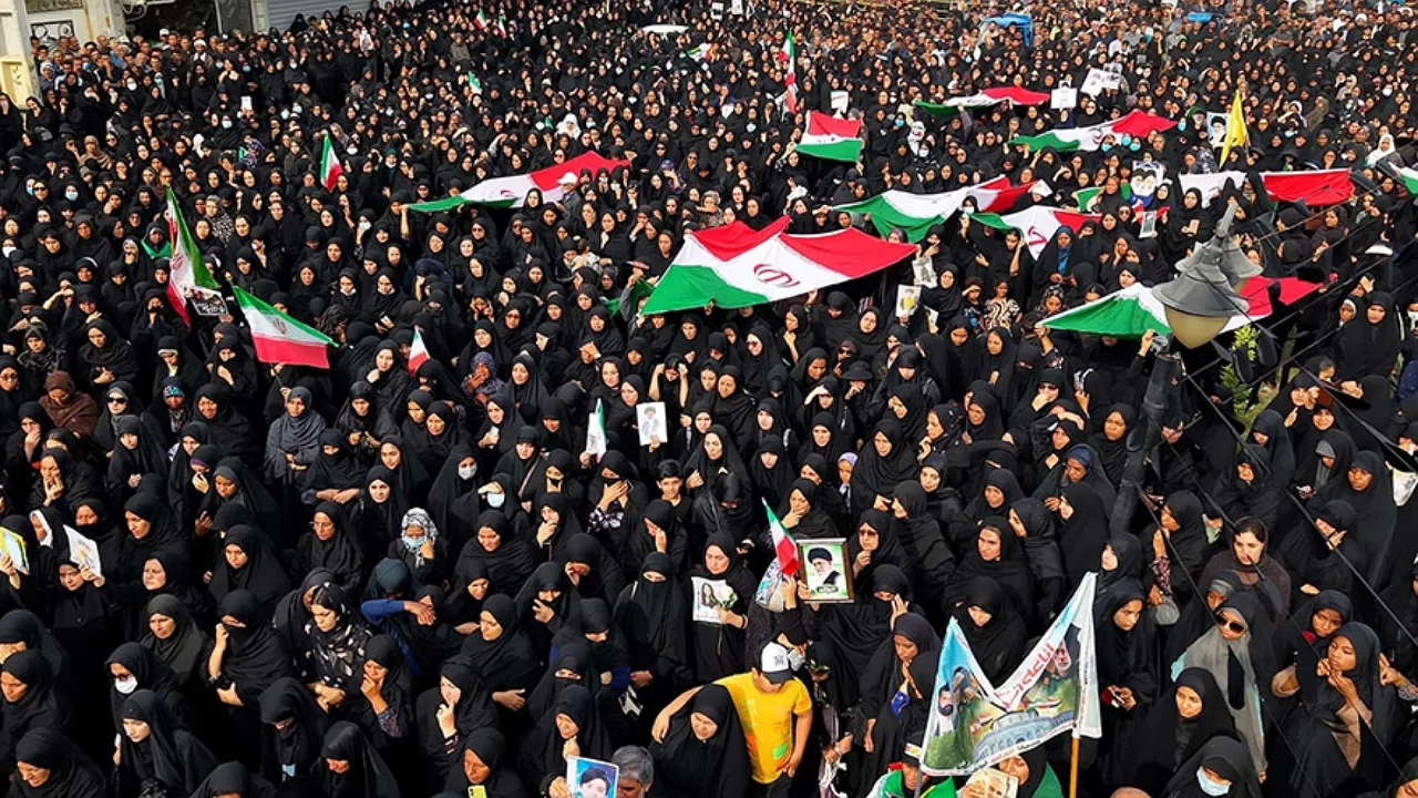 İran'da Okul Saldırısında Ölen 165 Kız Öğrenci İçin Toplu Cenaze