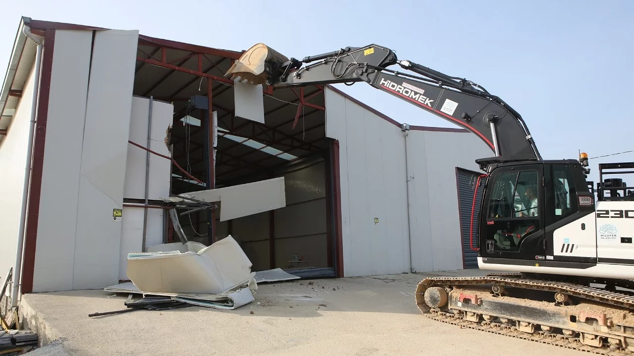 Nilüfer'de tarım alanındaki 900 metrekarelik kaçak yapı yıkıldı