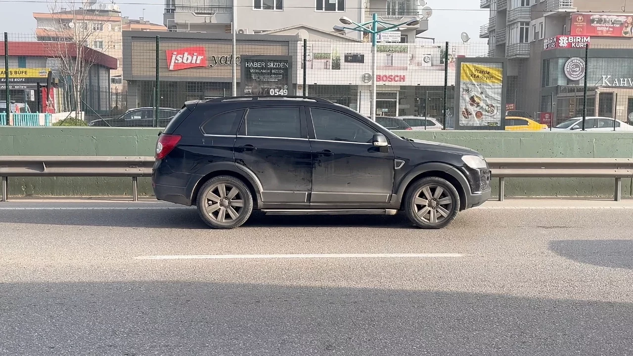 Bursa'da Sol Şeritte Bırakılan Cip Trafiği Karıştırdı