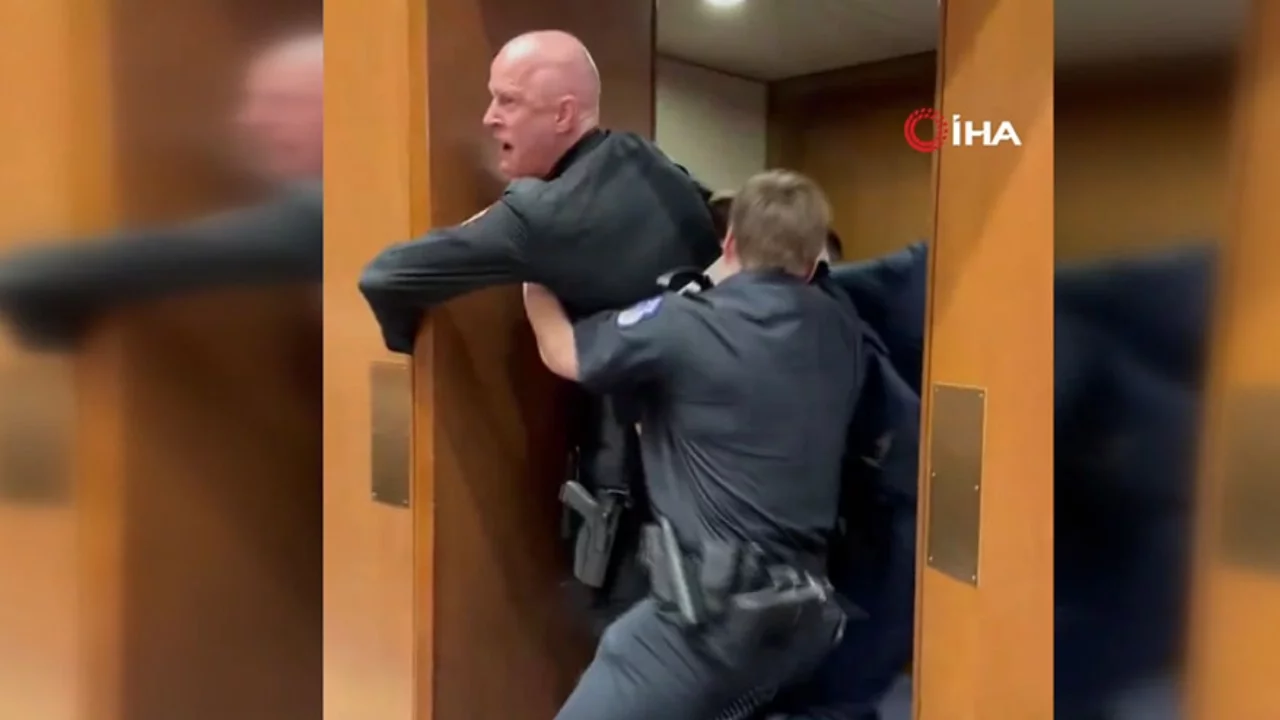 Senato'da İran Protestosu: Eski Askerin Kolu Kırıldı