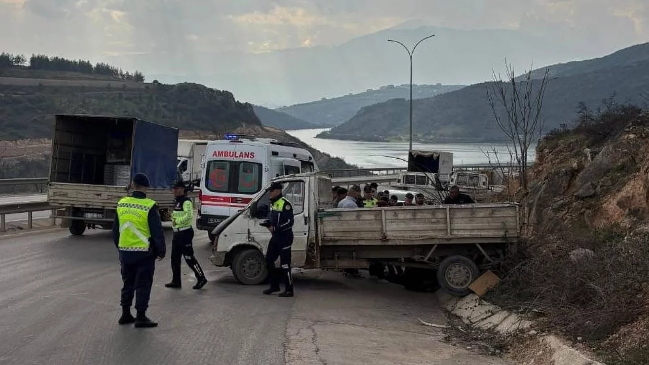 Bursa'da Kamyonet Yamaca Çarptı: Sürücü Yaralandı