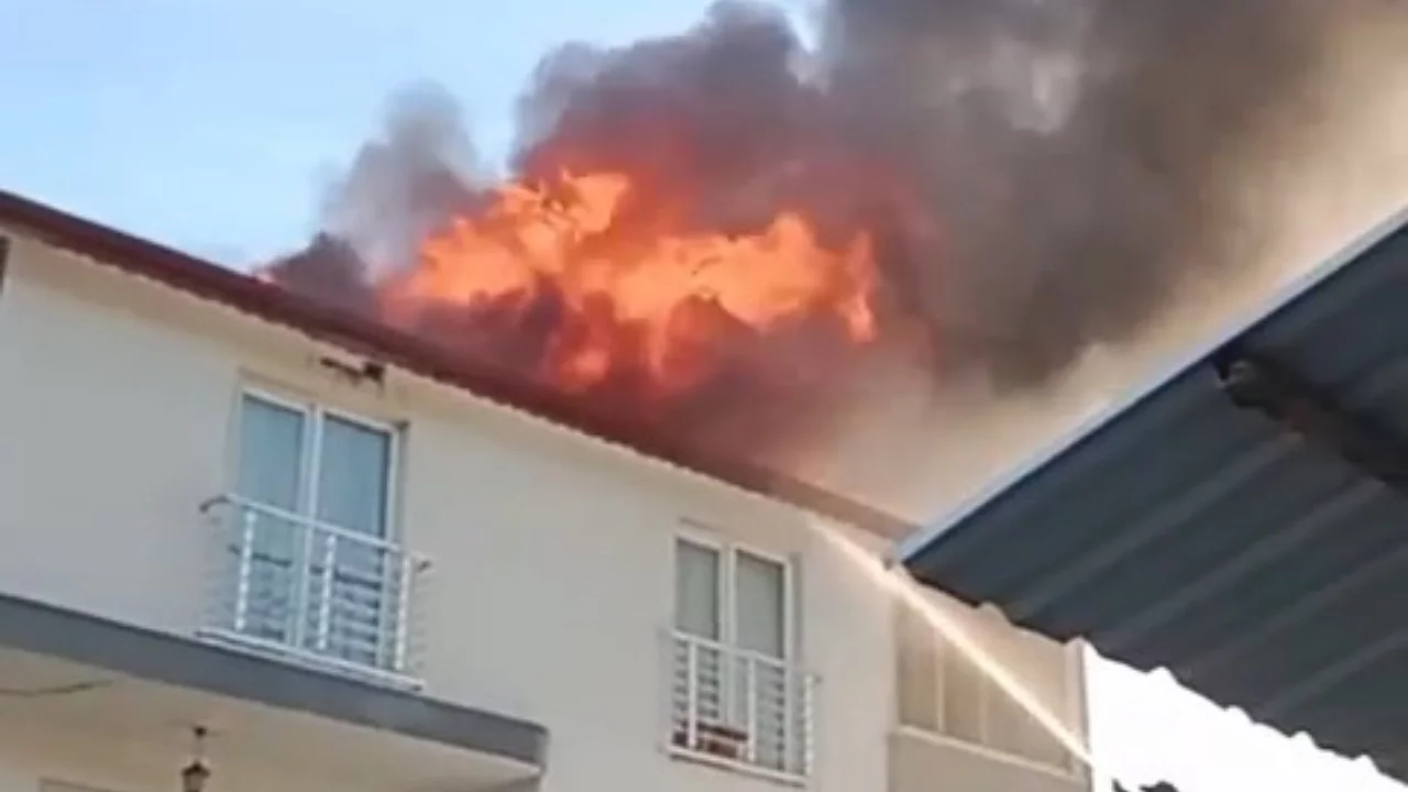 Bursa'da Bacadan Çıkan Yangın Çatıyı Küle Çevirdi