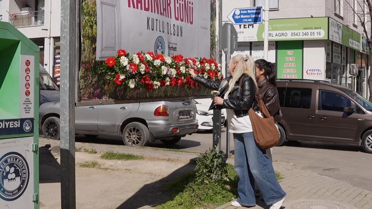 8 Mart'ta Kestel çiçek açtı...Kadınlar için bilboardların altına çiçek bırakıldı
