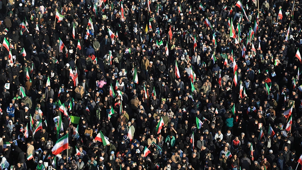 Tahran'da On Binler Yeni Lider Hamaney İçin Meydana Çıktı