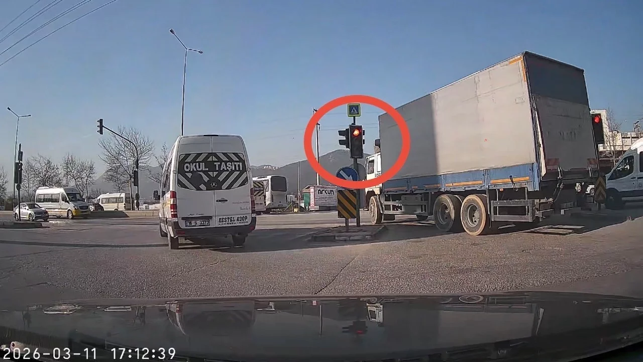 Bursa Kestel'de kırmızı ışık ihlali trafiği tehlikeye düşürdü