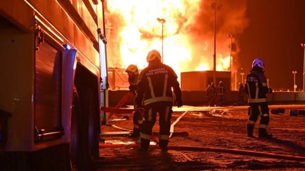 İran, Bahreyn'de yakıt tanklarını vurdu