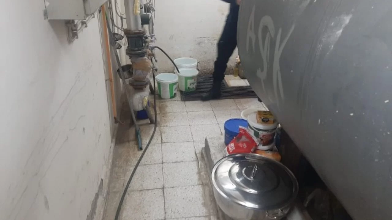 Bodrum katında kaçak yemek üretimine zabıta baskını