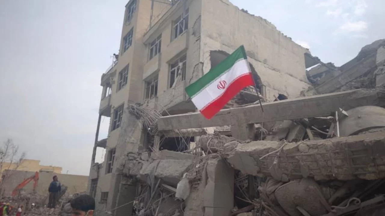 Tahran'da saldırının ardından büyük yıkım: Enkaz altında hayatlar kaldı