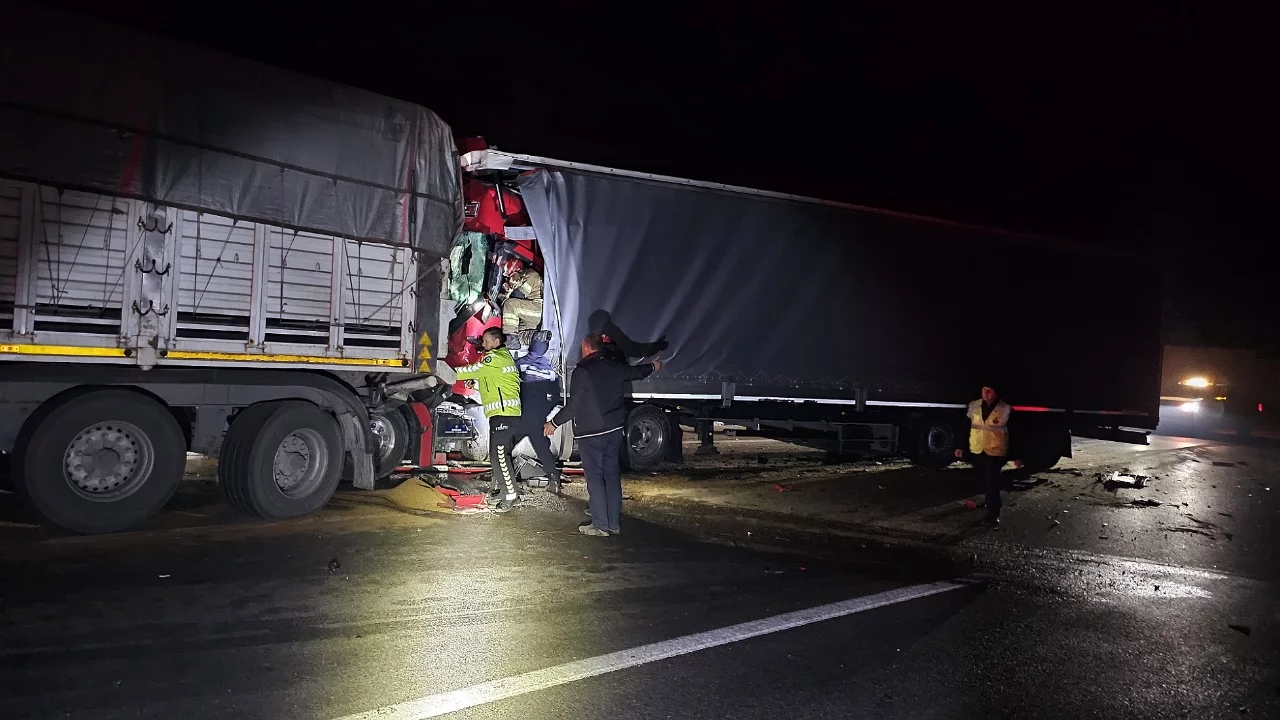 Bursa'da tır kazası: Sürücü feci şekilde can verdi