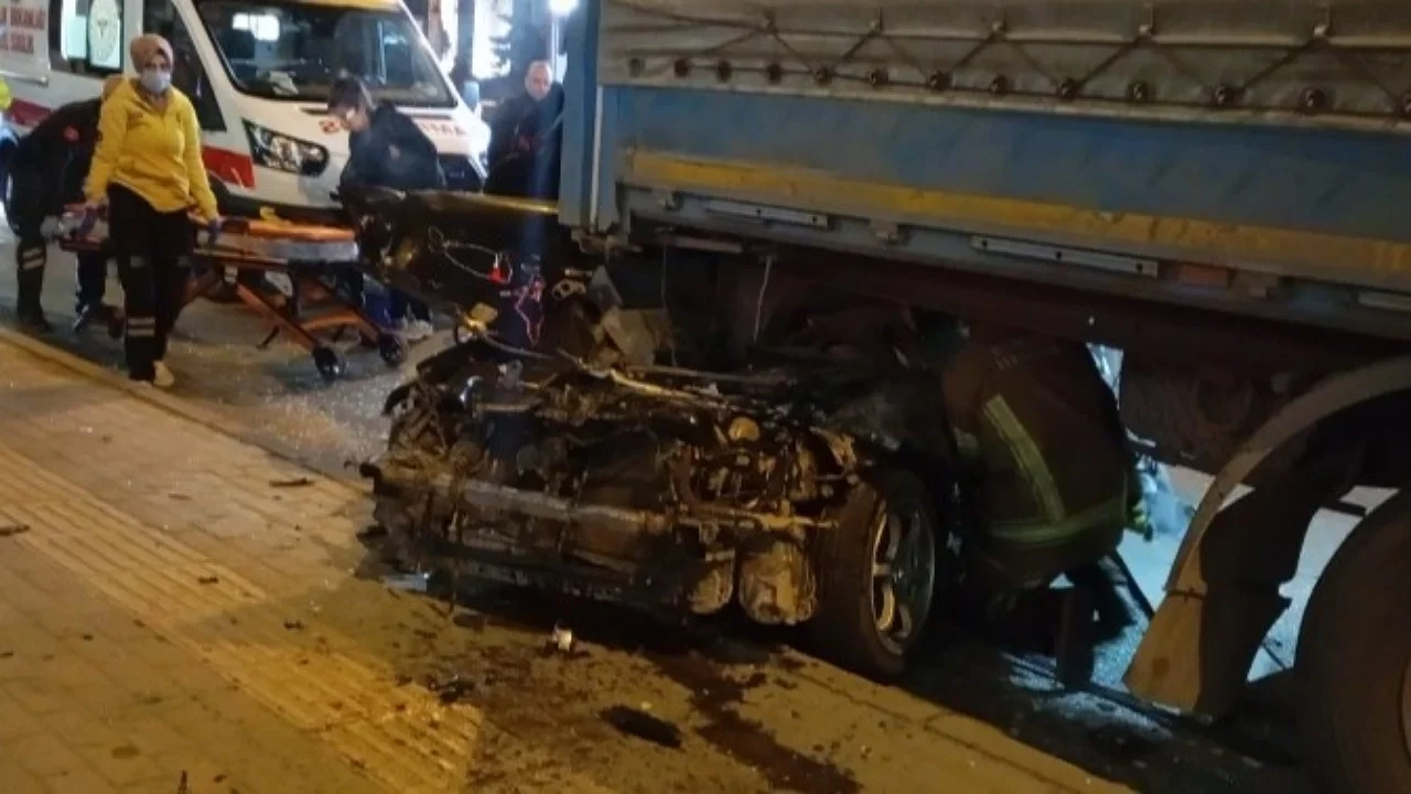 Bursa'da otomobil tırın altına girdi: Sürücü ağır yaralı