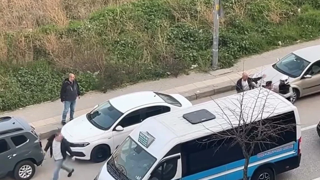 Bursa'da yol tartışması kavgaya döndü: Coplu saldırı kamerada