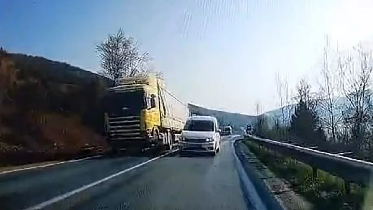 Bursa'da hatalı sollama faciaya ramak bıraktı: O anlar kamerada