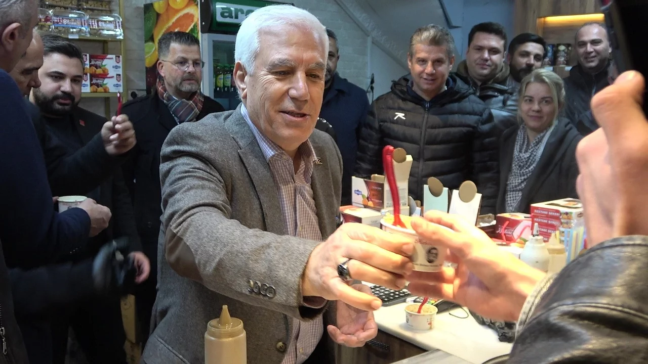 Başkan Bozbey sahurda vatandaşlarla buluştu, tarihi fırınlarda tahinli pide ve simit dağıttı