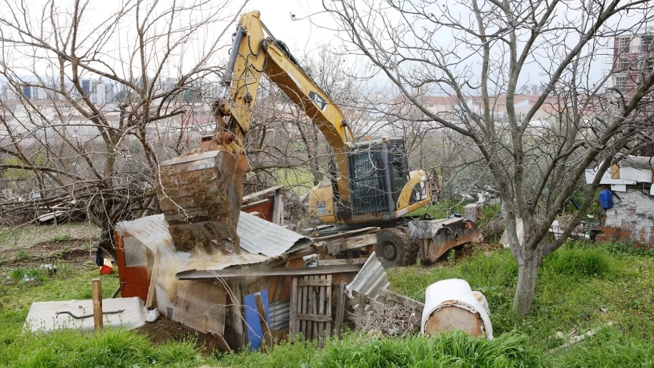 Nilüfer'de kaçak barakalar yıkıldı