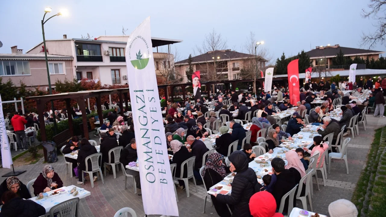 Yenibağlar Meydanı'nda Bin 200 Kişilik İftar Buluşması