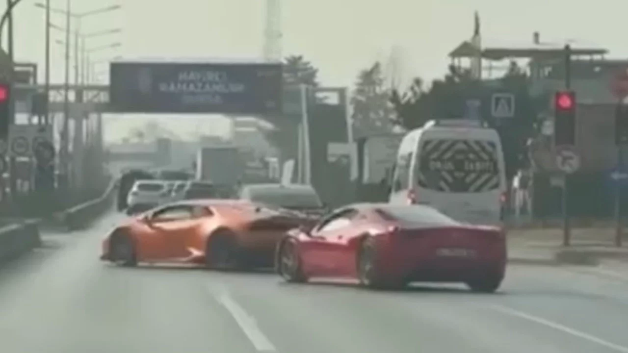 Bursa'da Lüks Spor Araç Sürücüleri Tehlikeli Sürüşten Ceza Yedi