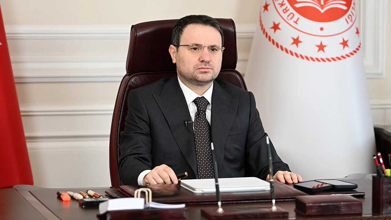 Bakan Gürlek'ten Özel'e yanıt: "Belgeler sahte, amaç asrın yolsuzluğunu perdeliyor"