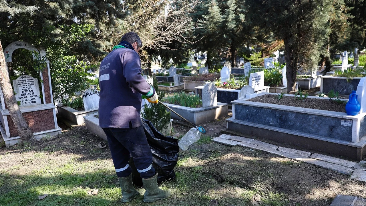 Bursa'da şehitlik ve mezarlıklar bayrama hazır