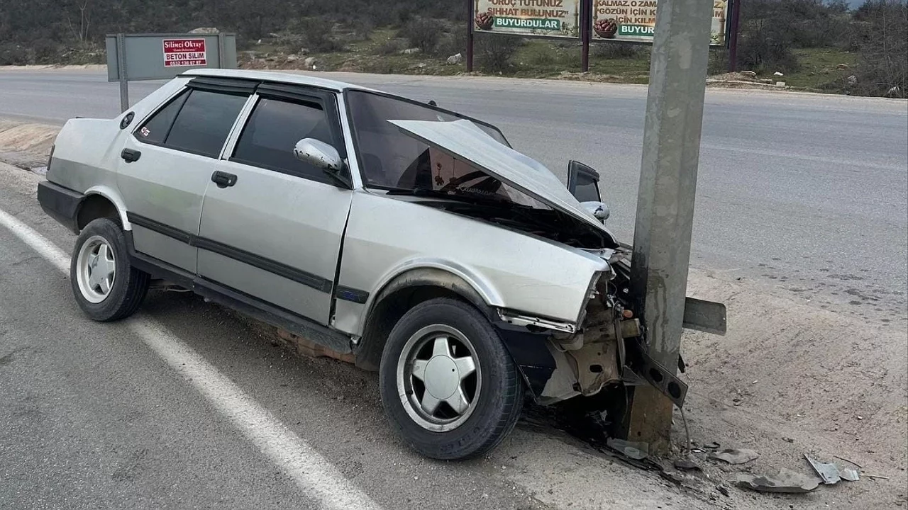 Bursa'da otomobil direğe çarptı: 1 yaralı