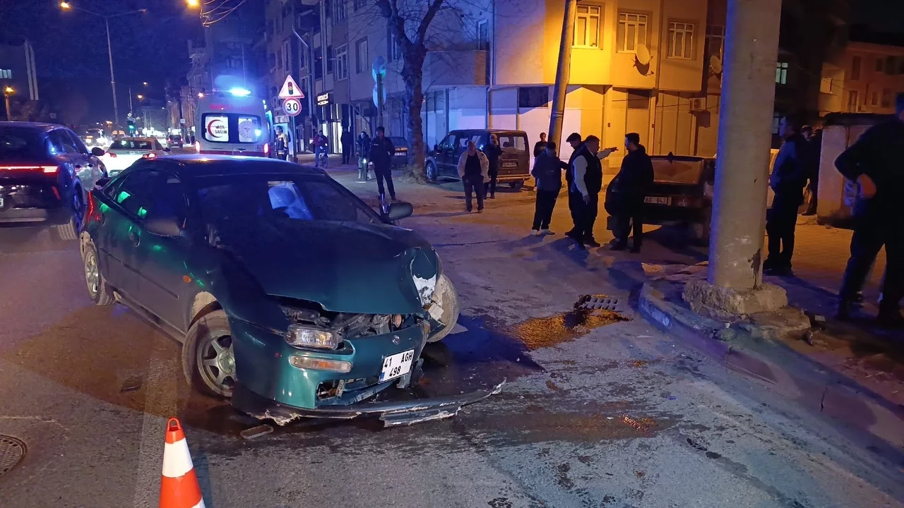 Bursa'da Virajı Alamayan Otomobil Direğe Çarptı: 3 Yaralı