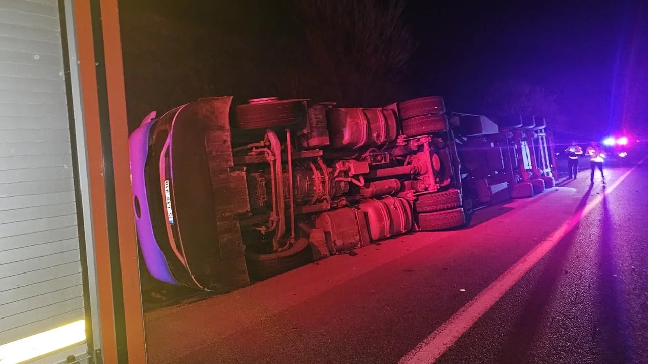 Bursa'da patates yüklü TIR devrildi: Sürücü burnu bile kanamadan kurtuldu