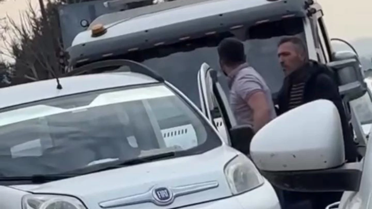 Bursa'da trafikte yol kesip saldırı girişimi kamerada