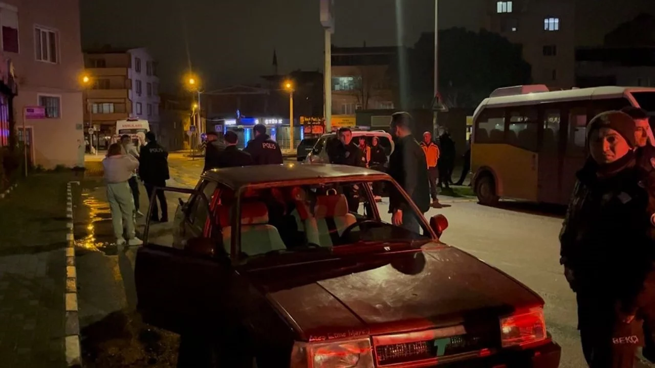 Bursa'da öfkeli sürücü otomobilini parçaladı