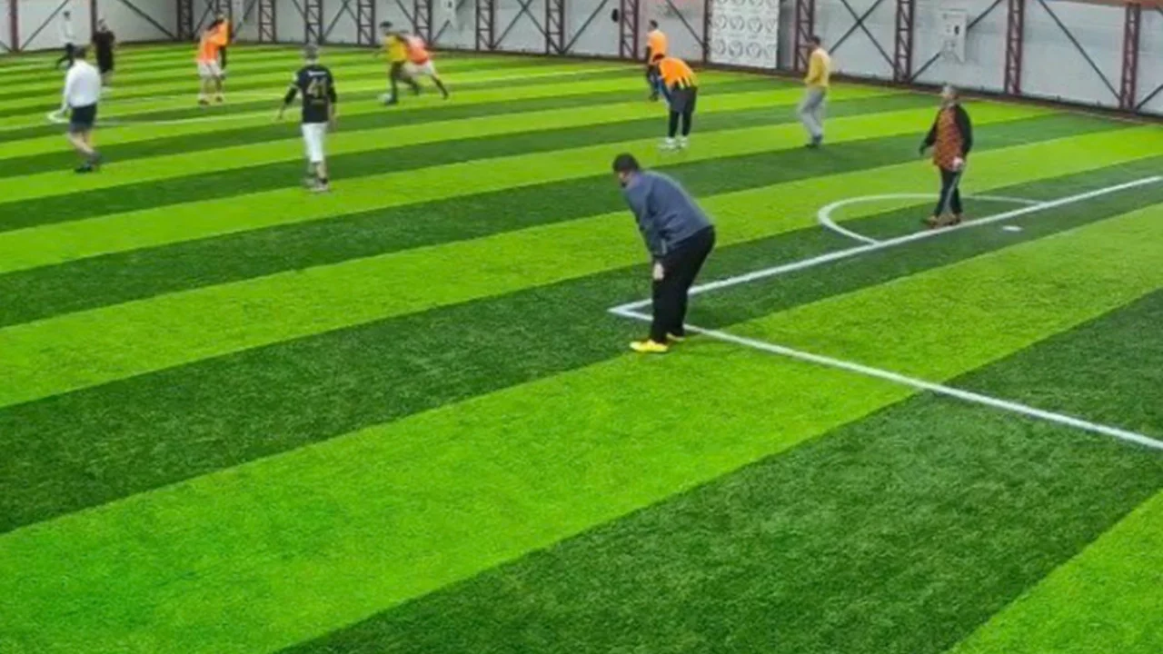 Halı sahada fenalaşan genç hayatını kaybetti