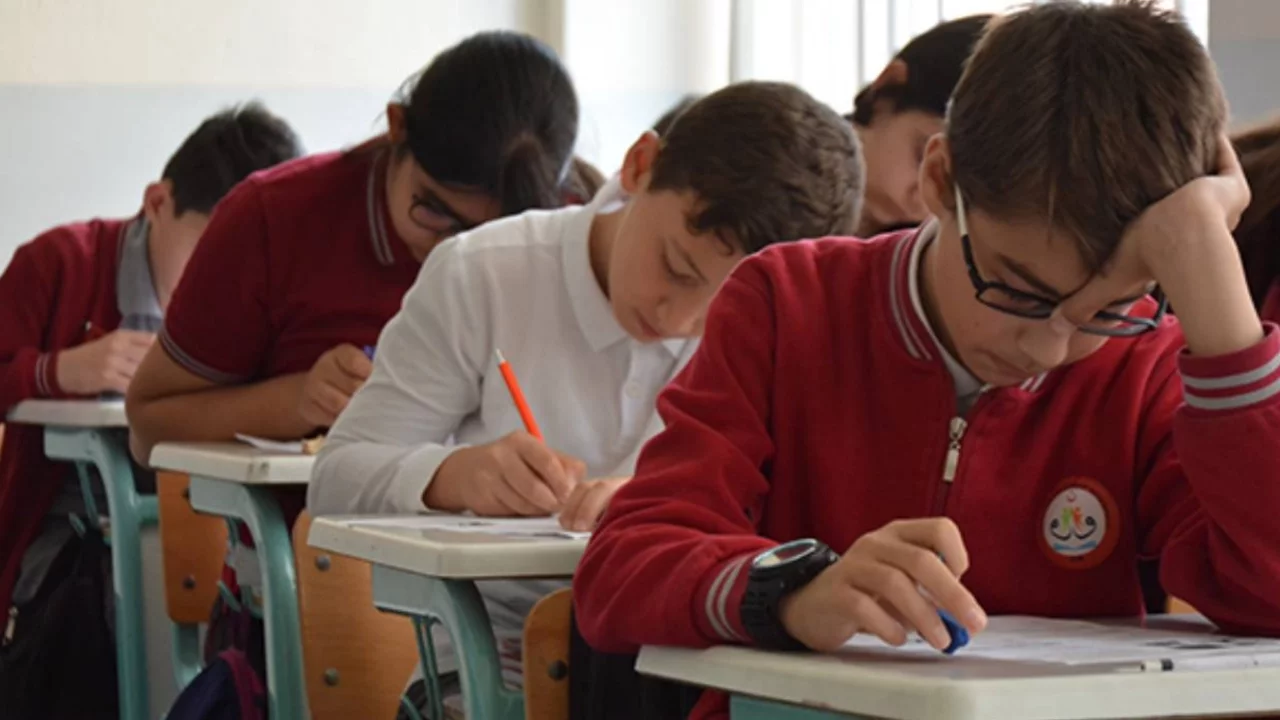 Türkiye'de öğrenciler ikinci ara tatilin ardından ders başı yaptı