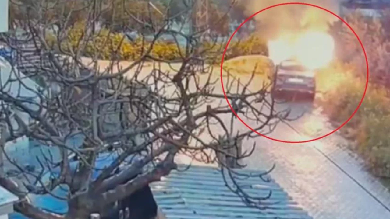 Park halindeki otomobili benzin döküp kundaklamak isterken kendini yaktı