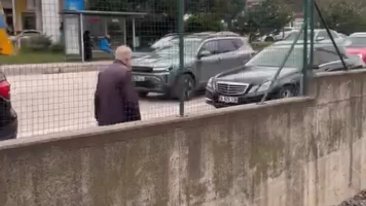 Bursa'da yaşlı adam trafiğin ortasında yürüdü