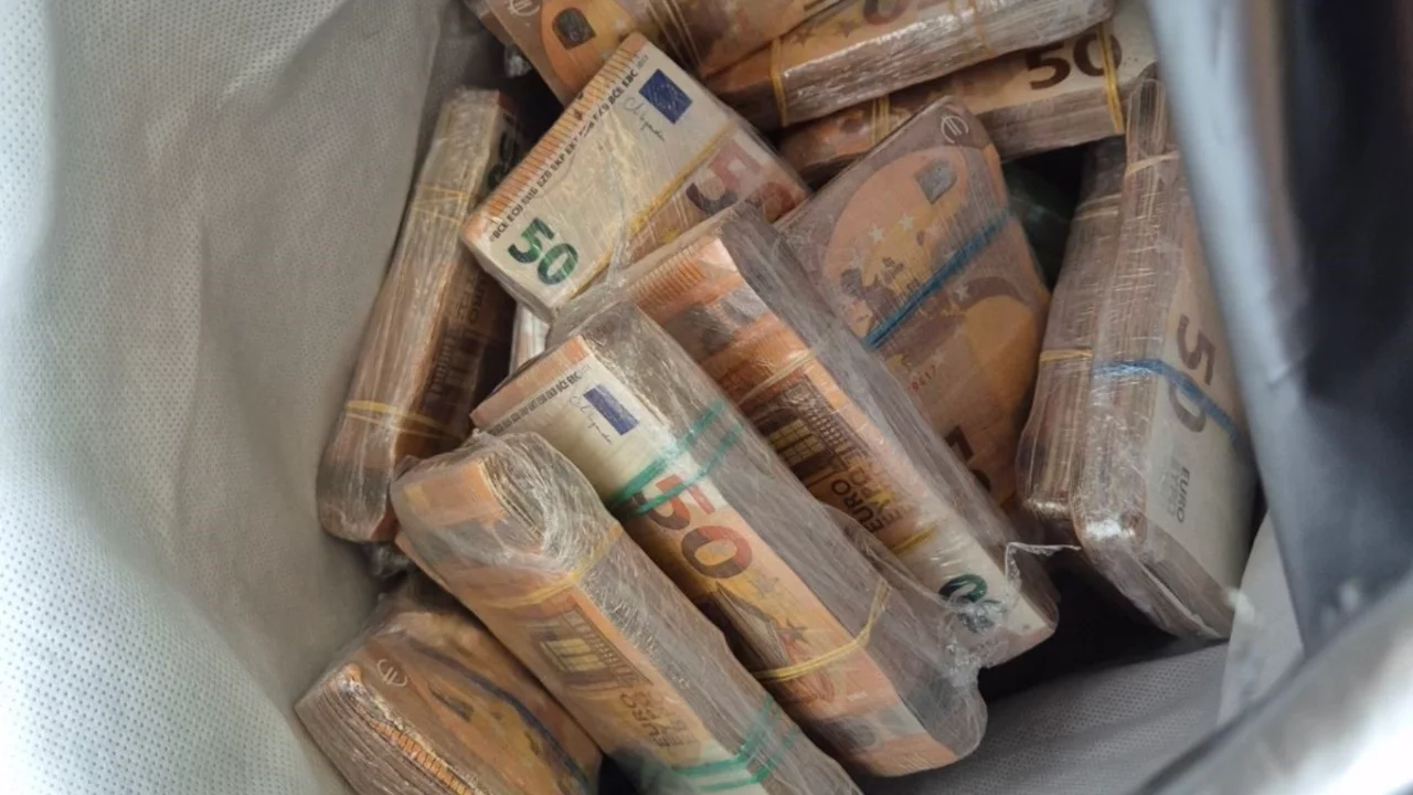 Çikolata dolu çantadan 220 bin Euro çıktı