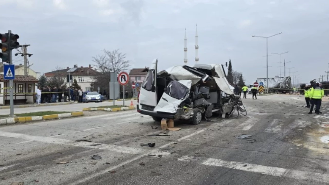 Freni patlayan tır dehşet saçtı: 18 yaralı