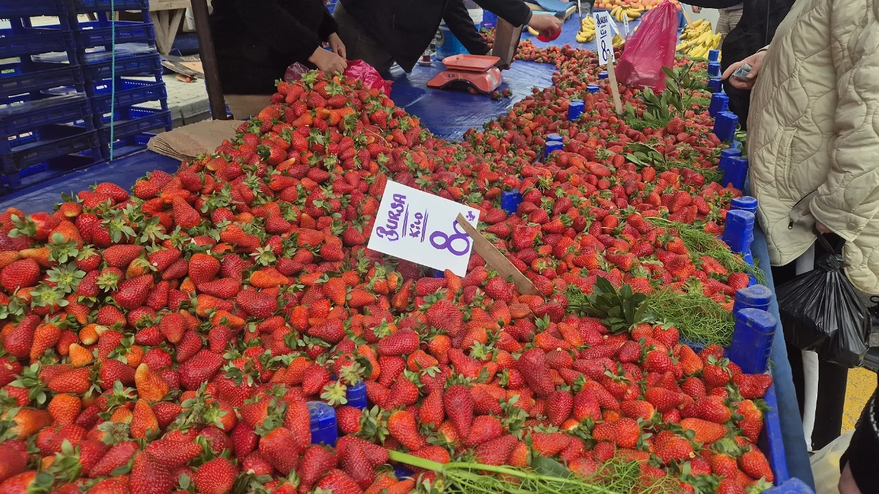 80 TL'lik çileğe yoğun ilgi