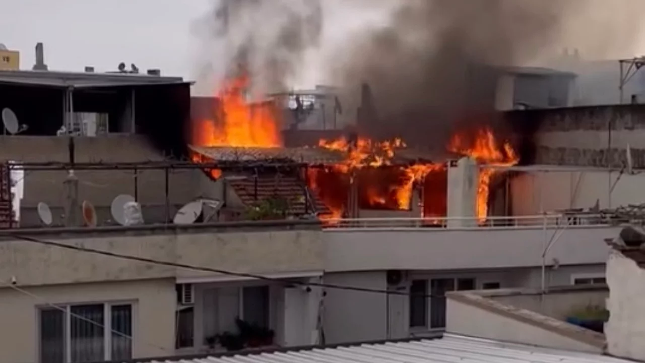 Bursa'da İki Katlı Binanın Çatısında Yangın