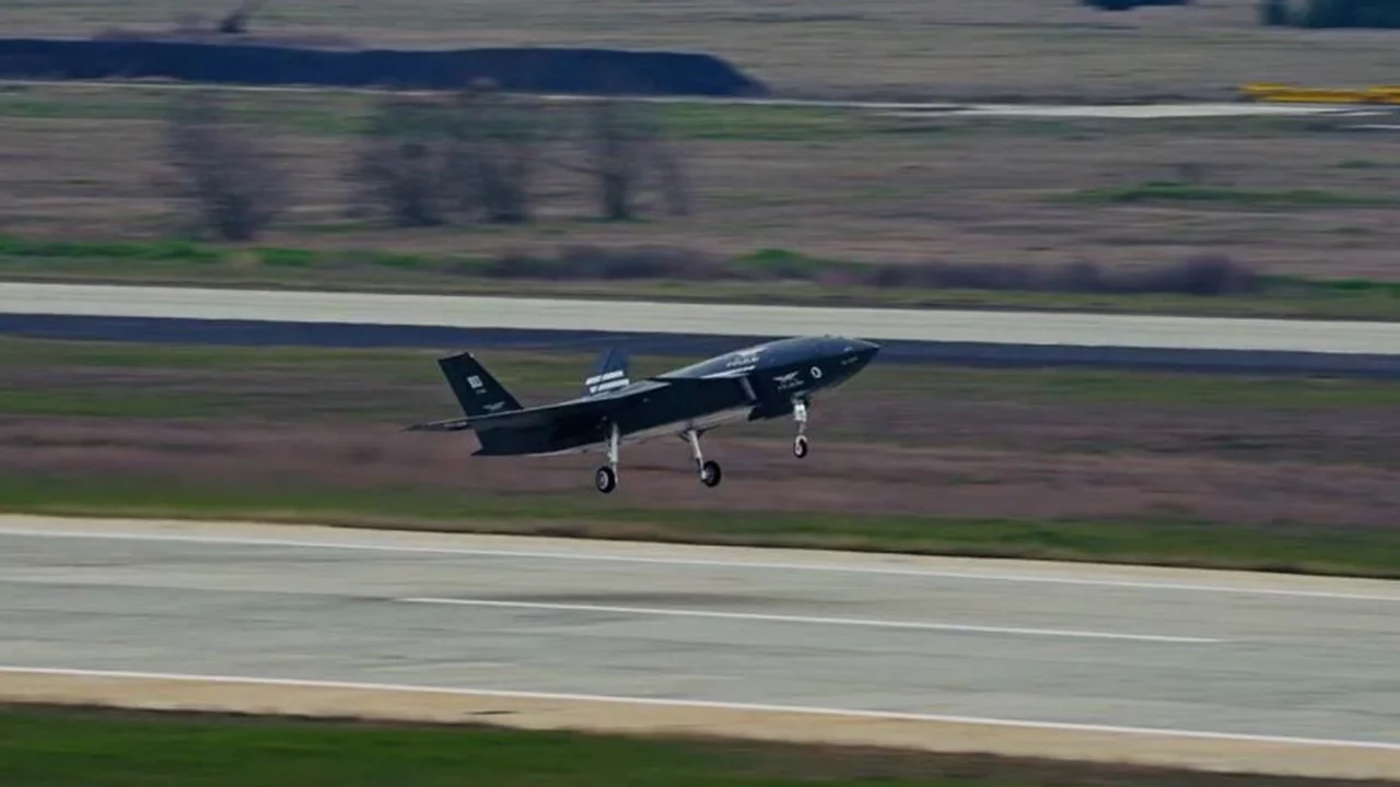 Bayraktar KIZILELMA Eğitim Uçuşunu Başarıyla Gerçekleştirdi