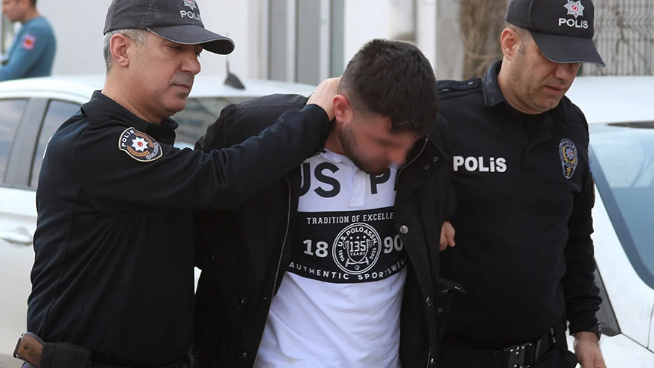 Ayağıyla araba sürdü: Ev hapsi ve her türlü motorlu araç kullanmama cezası aldı