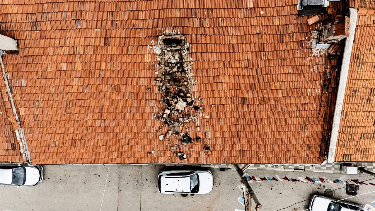 Bursa'da Çürüyen Baca Park Halindeki Aracın Üzerine Düştü