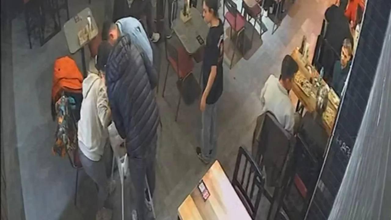 Boğazına yiyecek kaçan bebeği restoran sahibi kurtardı