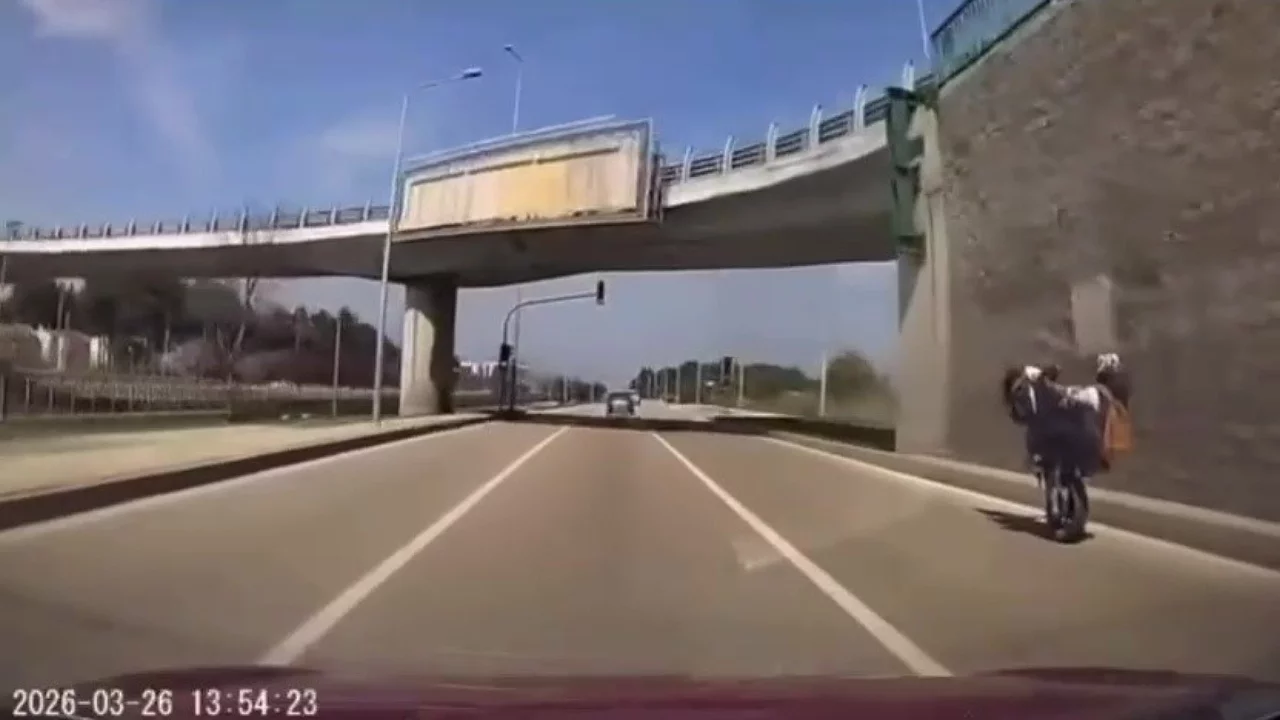 Bursa'da motosikletin tek tekerle trafik tehlikesi