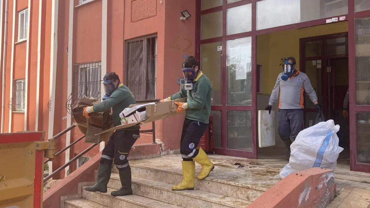 Çöp evden 7 kamyonet çöp çıkarıldı, yaşlı kadın hastaneye kaldırıldı