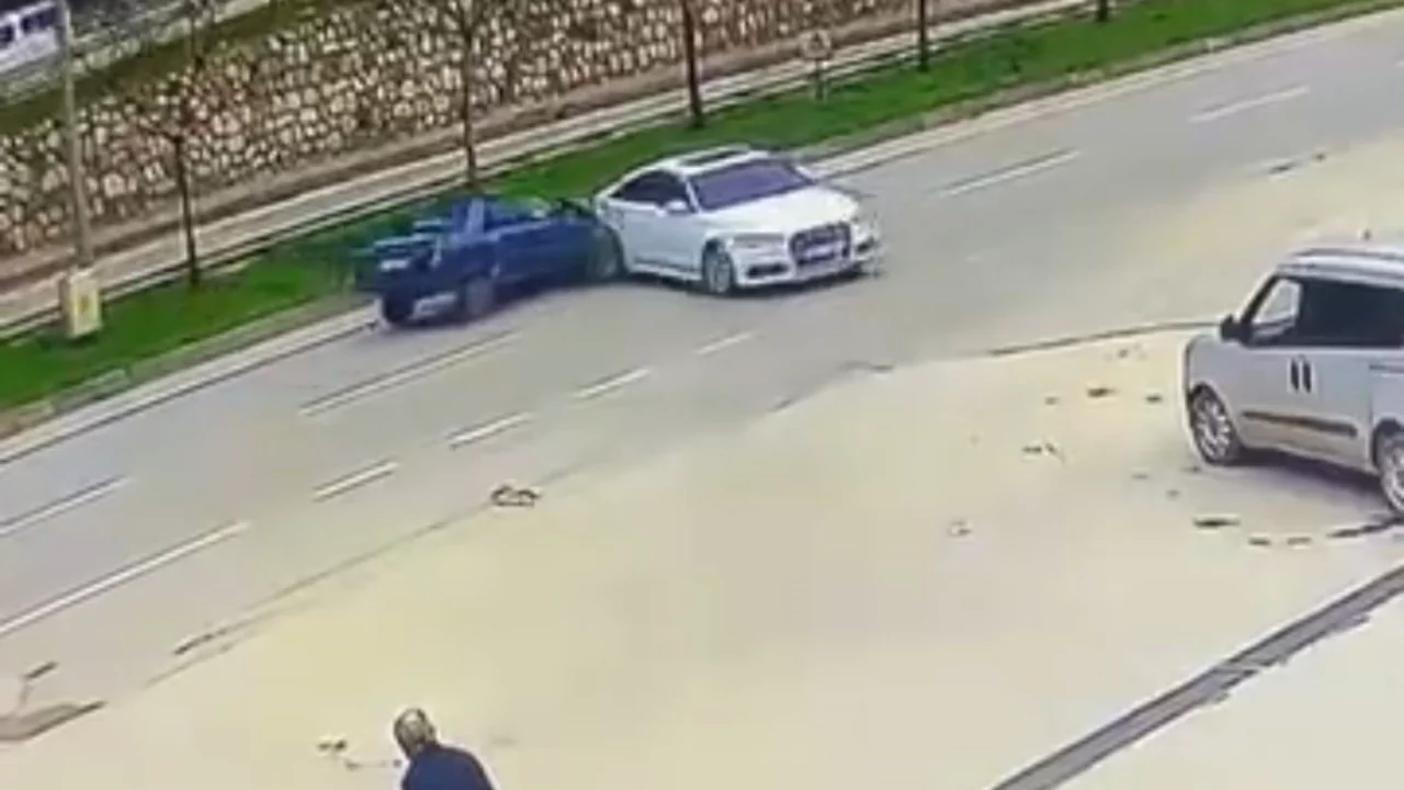 Bursa'da el freni çekilmeyen araç ana yola fırladı