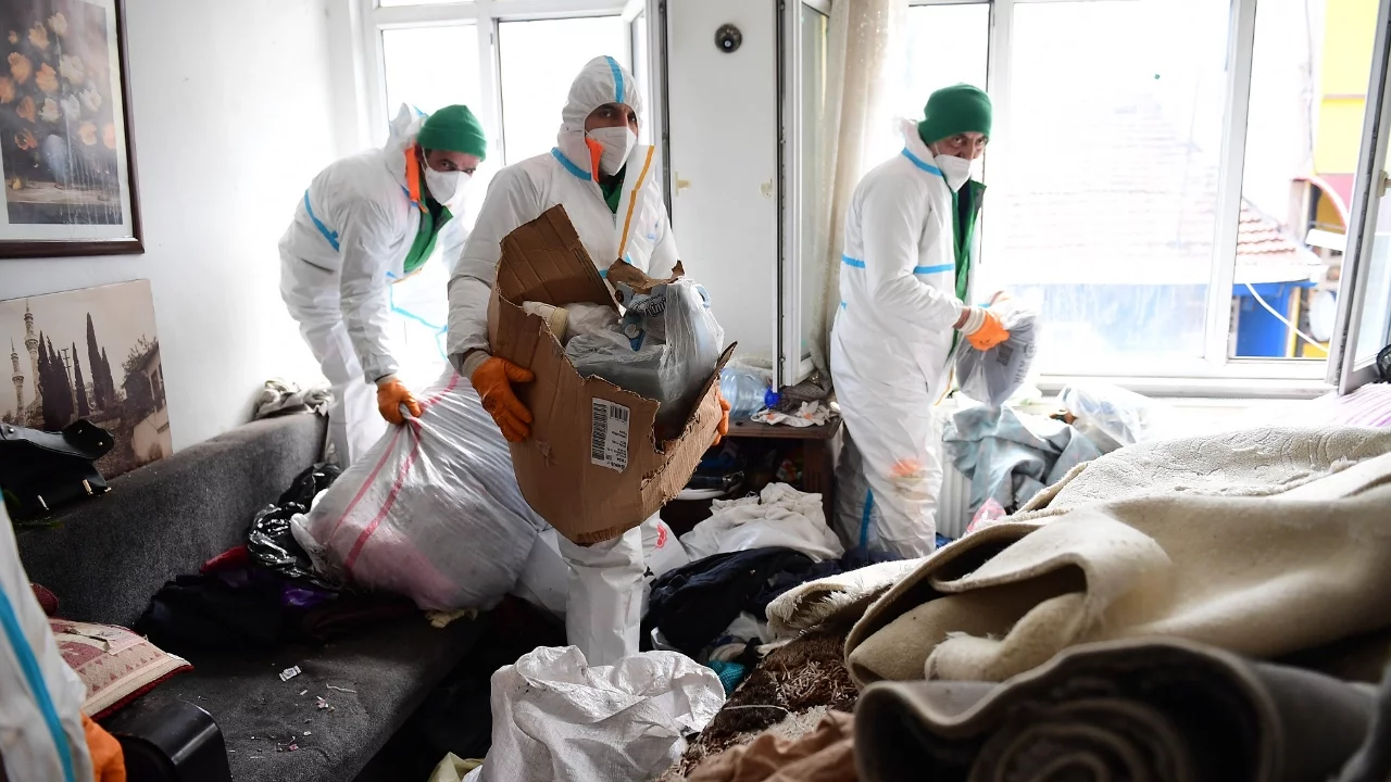 Bursa'da daireden 4 kamyon çöp çıktı