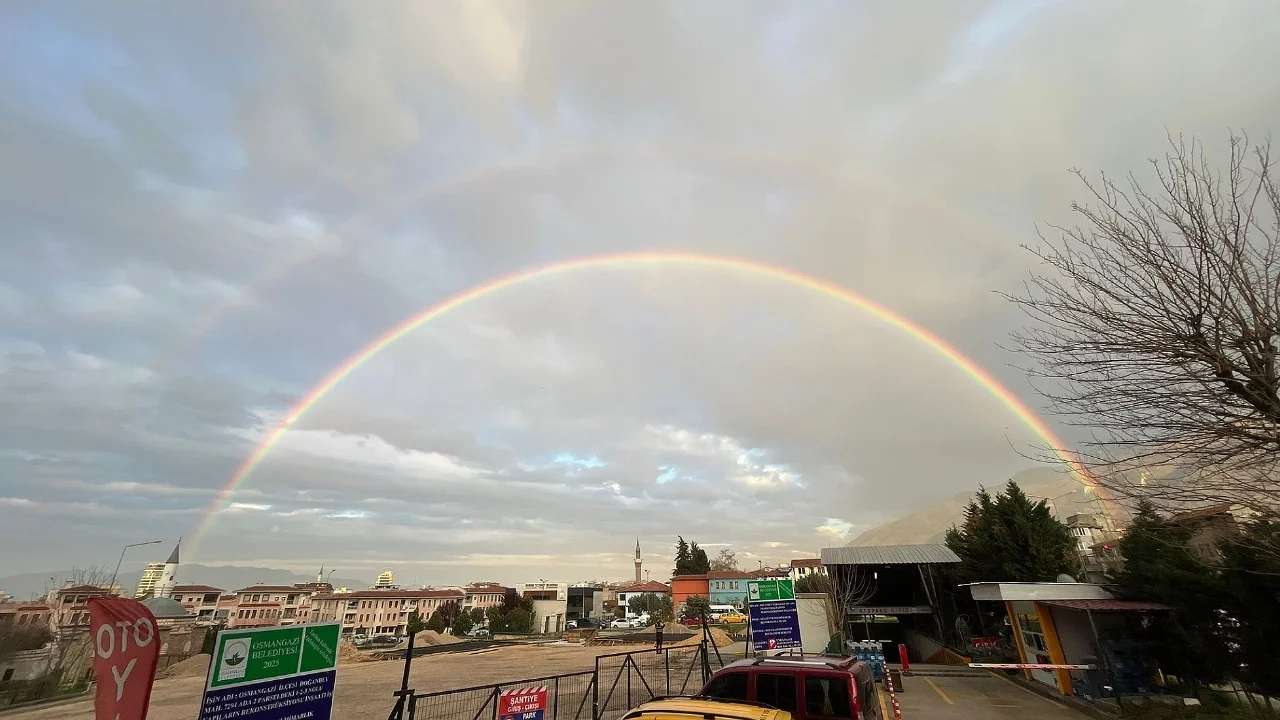 Bursa'da Gökkuşağı Büyüledi: Gökyüzünde "Kapı" Gibi Görüntü