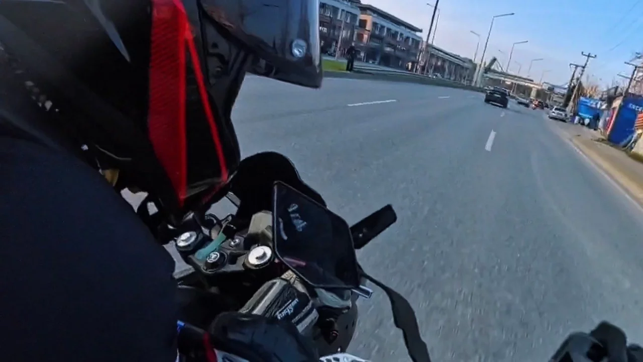 Bursa'da motosiklet şerit değiştirdi, kaza geliyorum dedi